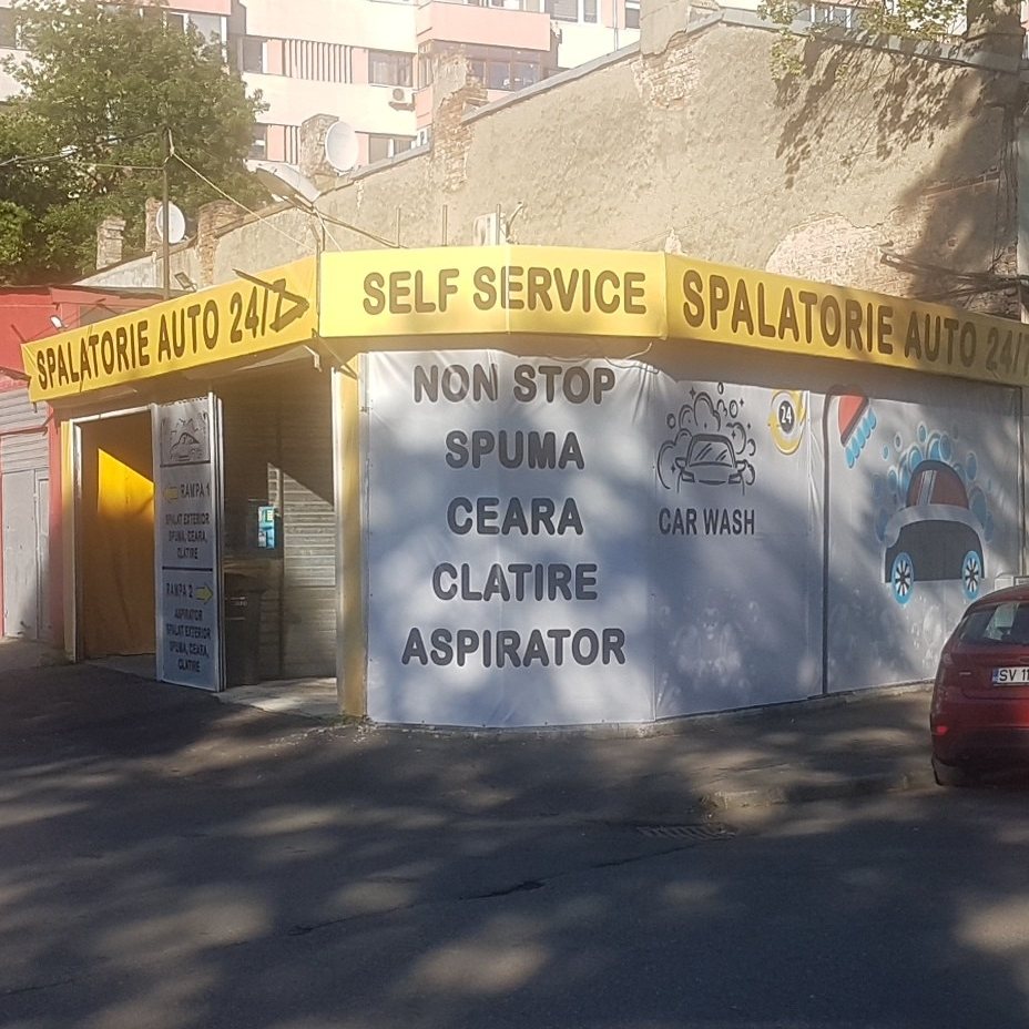 Colțul spălătoriei Self Car Wash cu panourile Non Stop: spumă, ceară, clătire, aspirator